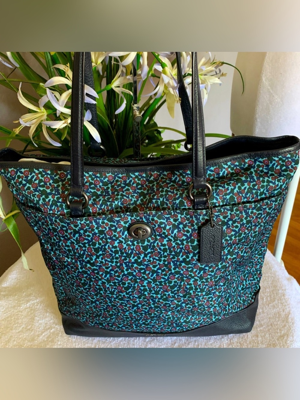COACH Ranch Floral Nylon & Navy Blue
Pebble Leather Tote Bag